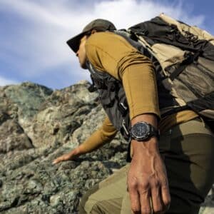 garmin instinct crossover amoled 45 mm tactical edition schwarz – hybrid gps outdoor smartwatch / silikonarmband