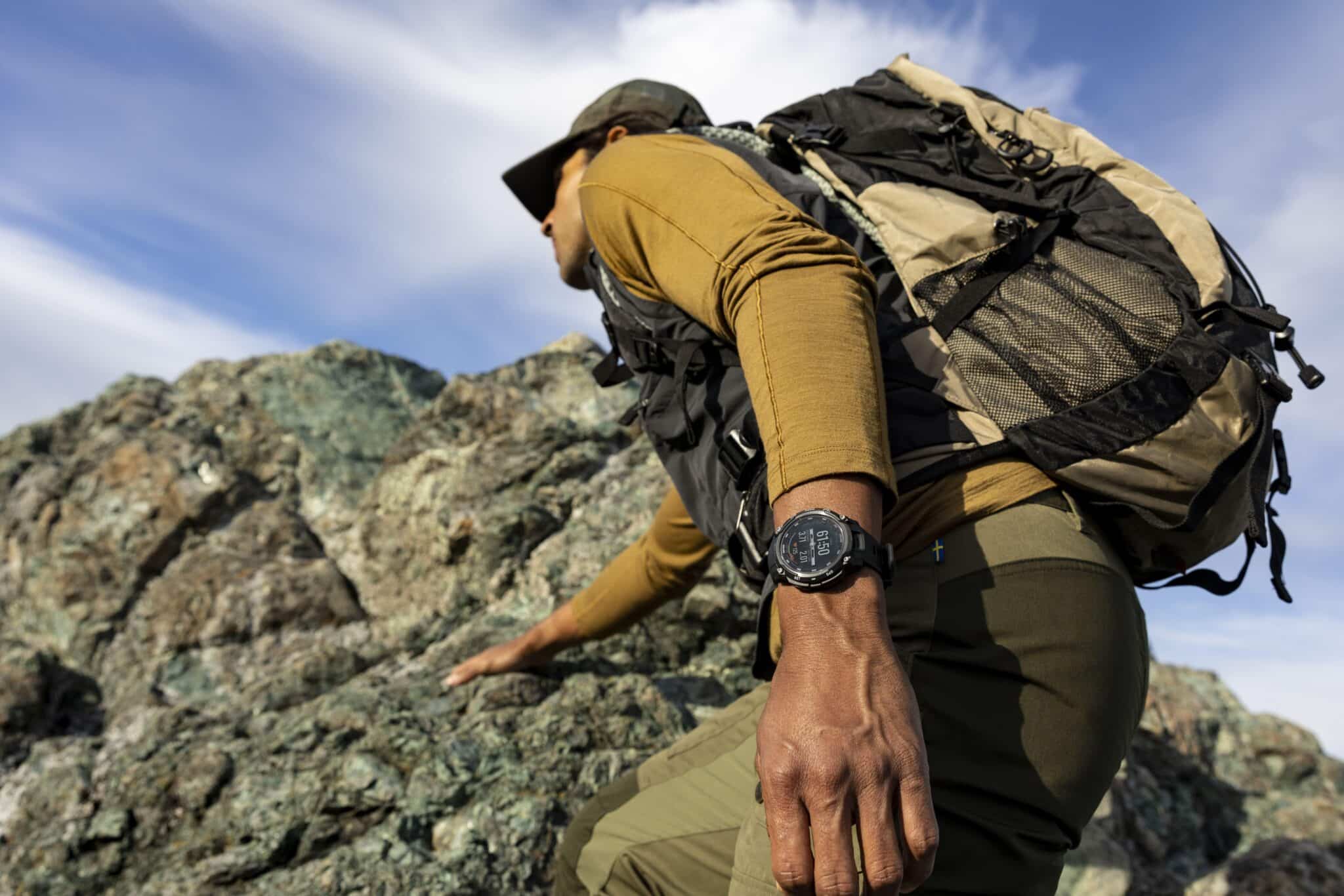 garmin instinct crossover amoled 45 mm tactical edition schwarz – hybrid gps outdoor smartwatch / silikonarmband